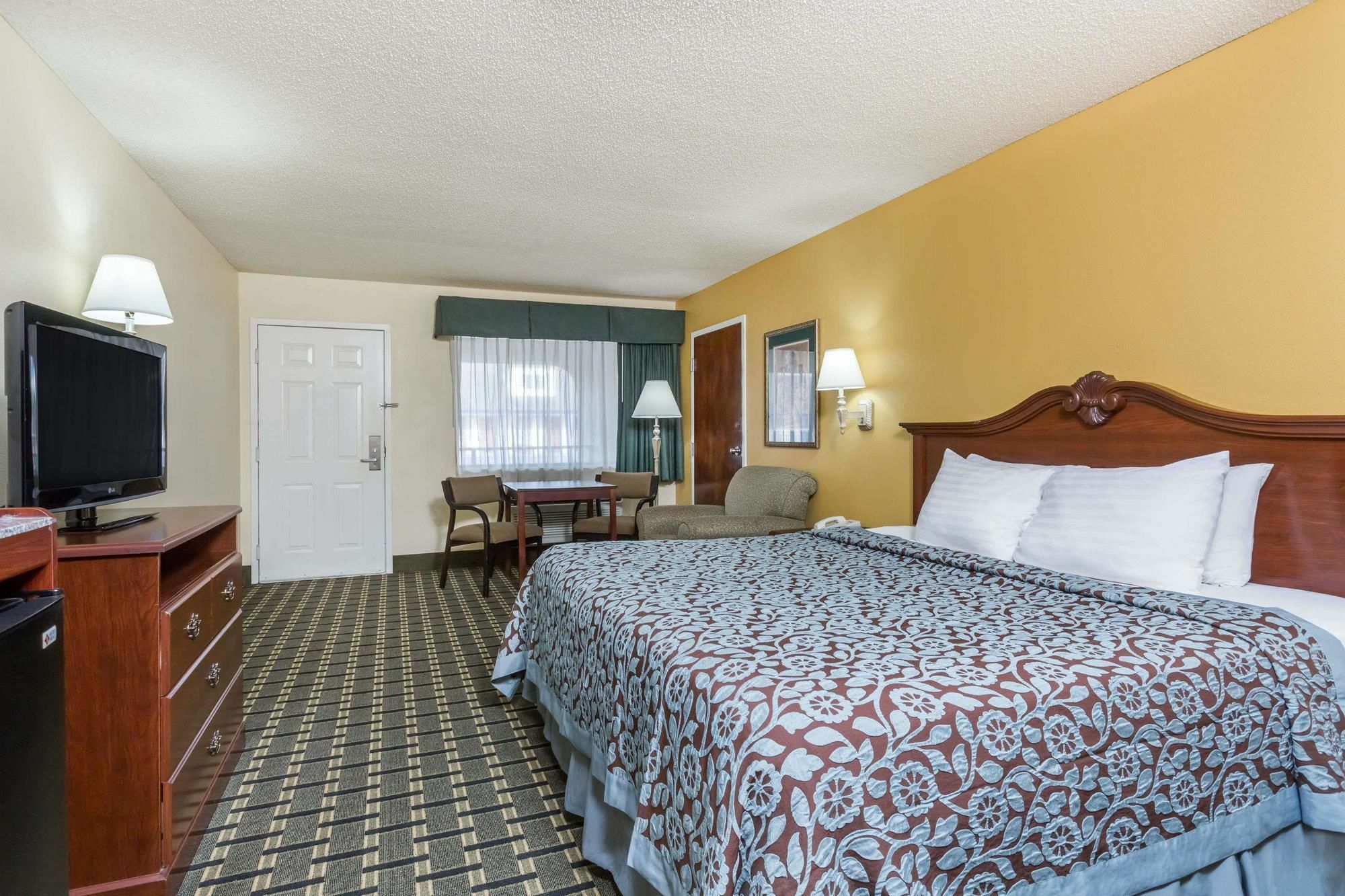 Days Inn & Suites By Wyndham Warner Robins Near Robins Afb Zewnętrze zdjęcie