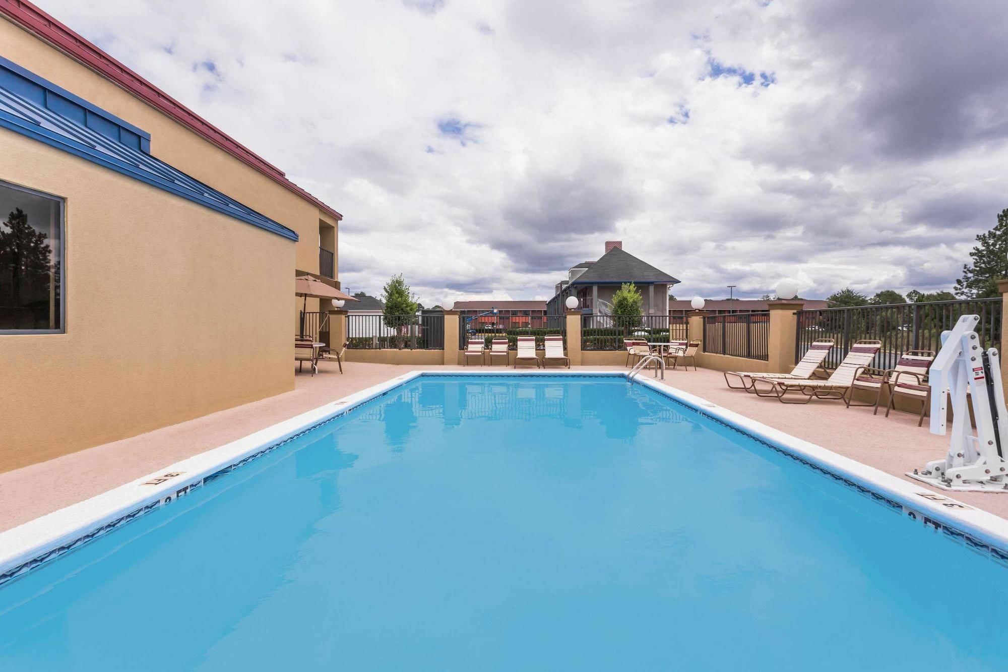 Days Inn & Suites By Wyndham Warner Robins Near Robins Afb Zewnętrze zdjęcie