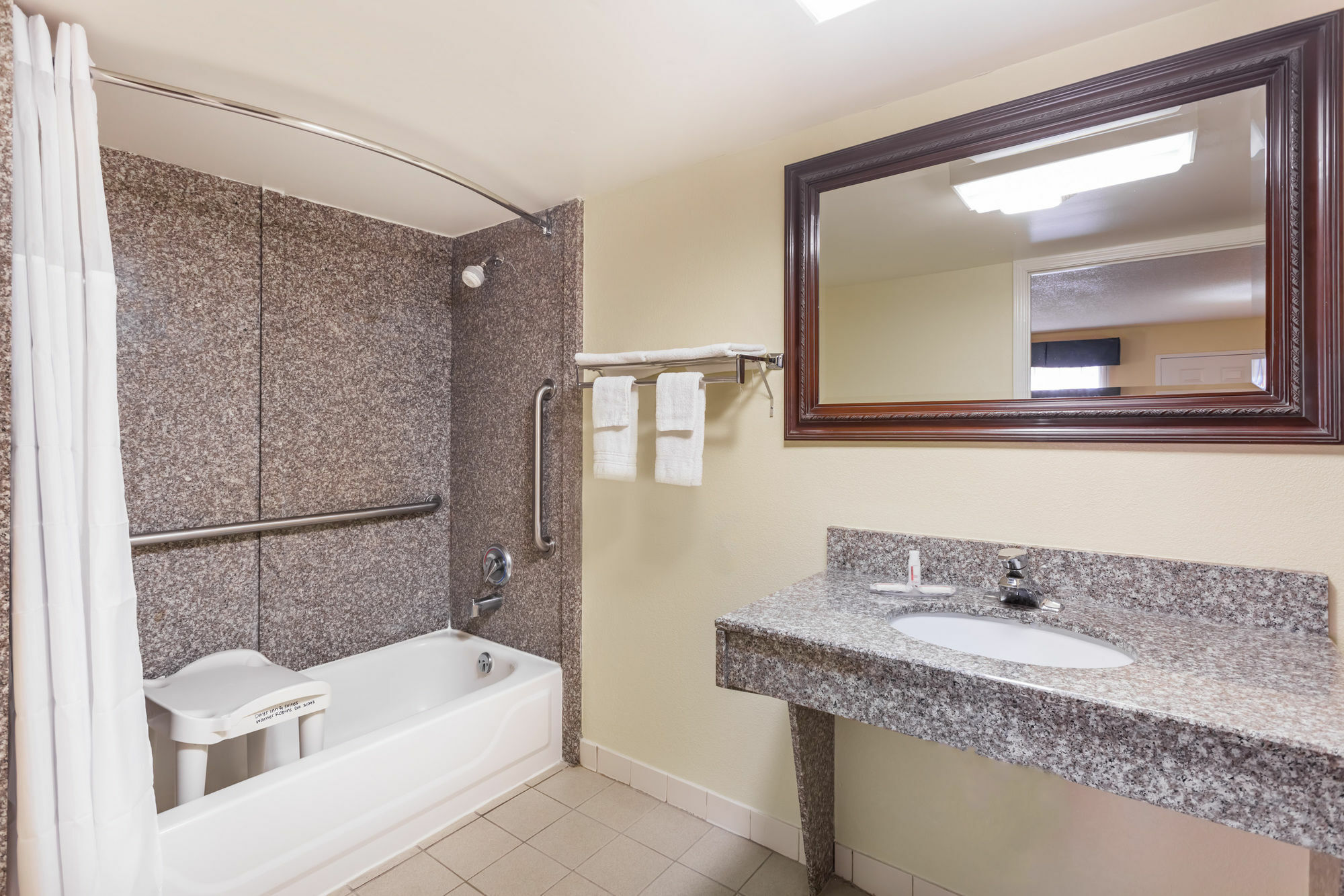 Days Inn & Suites By Wyndham Warner Robins Near Robins Afb Zewnętrze zdjęcie